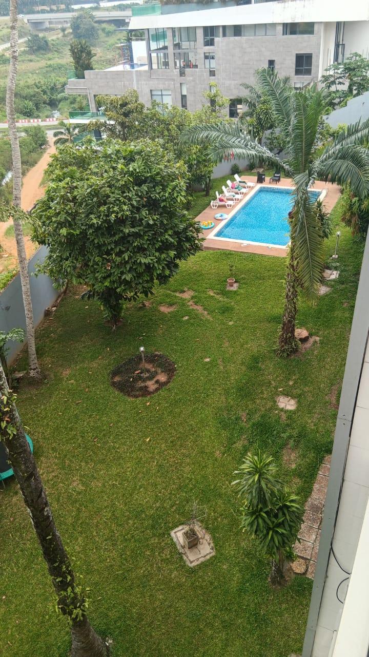 Vue sur le jardin et la piscine