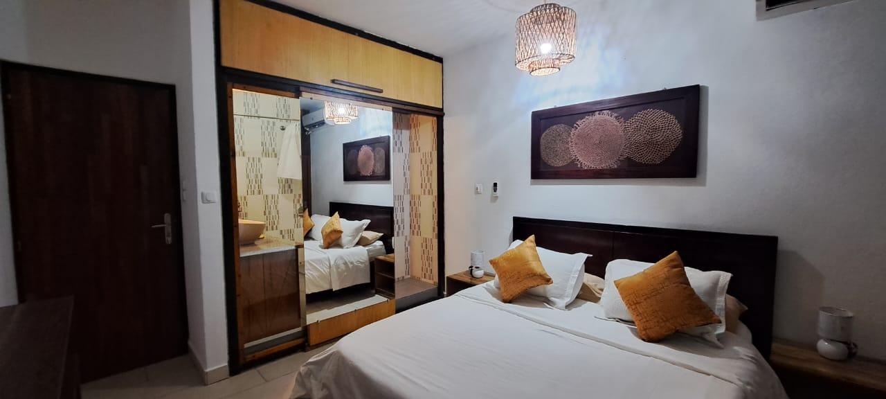 Chambre principale meublee