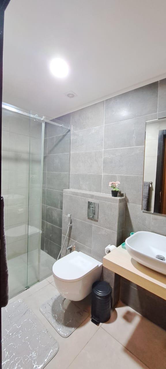 Salle d'eau avec douche